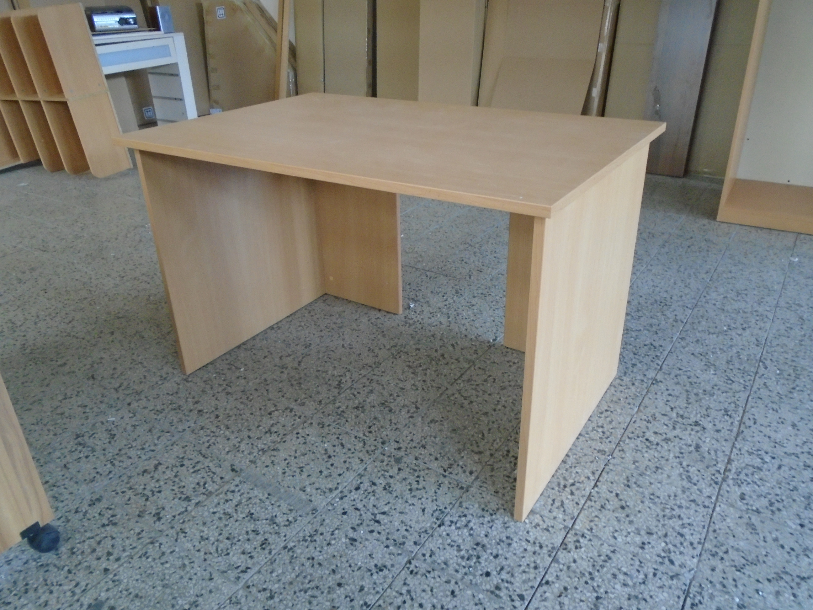 Stôl kanc. nový, 120cm, pevný, farba buk, 42,-€,
